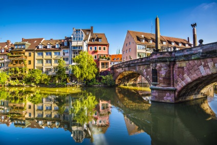 Brücke und Gebäude am Wasser in Nürnberg